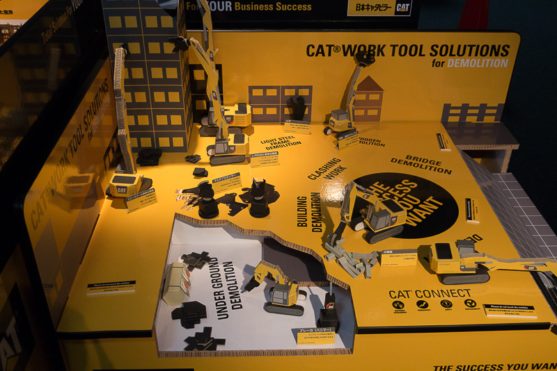 解体現場や林業・バイオマス、港湾をテーマに、エリアごとに同社製品が活躍する姿を再現したジオラマ