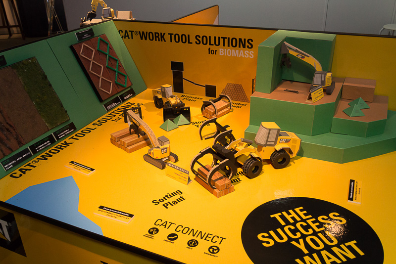 解体現場や林業・バイオマス、港湾をテーマに、エリアごとに同社製品が活躍する姿を再現したジオラマ