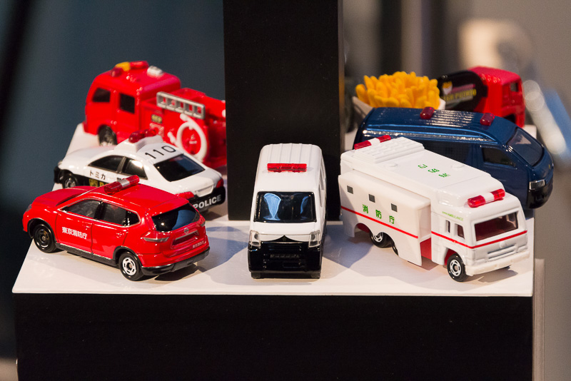 トミカの豊富なラインナップのなかから「はたらくクルマ」をテーマに、さまざまな車両が展示されたタワー