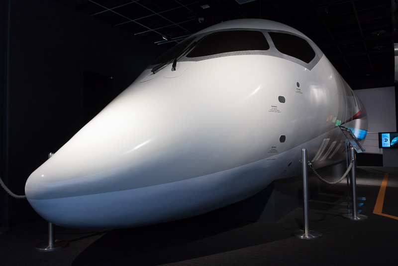 実物大のMRJの機首部分は大迫力。「和」を意識した日本刀のような形状やコクピットのウインドウ周辺に縁取りされた歌舞伎由来の「隈取」デザインも間近で見ることができる