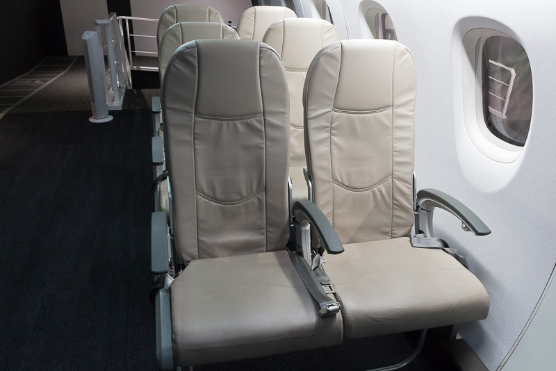 中は座席とコクピットがあり、コクピットではシミュレータによる5分間のフライト体験ができる