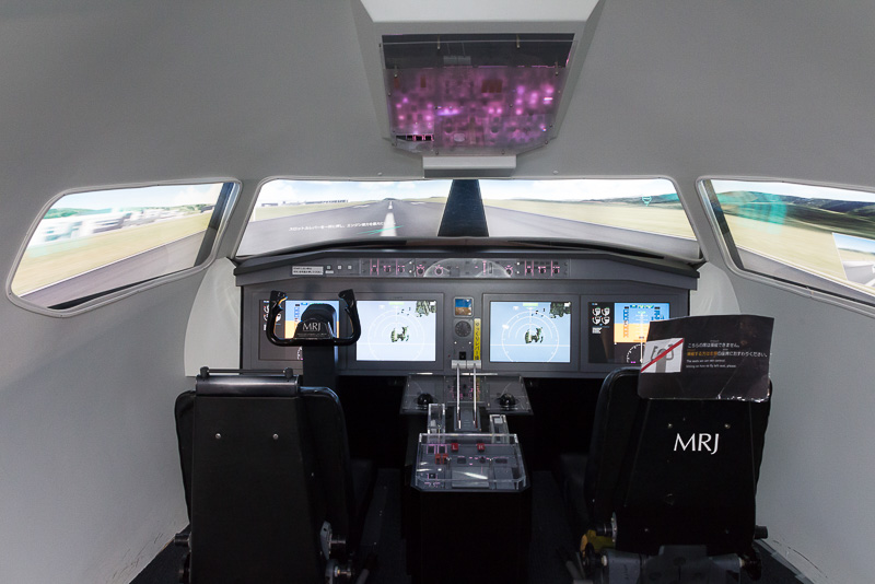 中は座席とコクピットがあり、コクピットではシミュレータによる5分間のフライト体験ができる