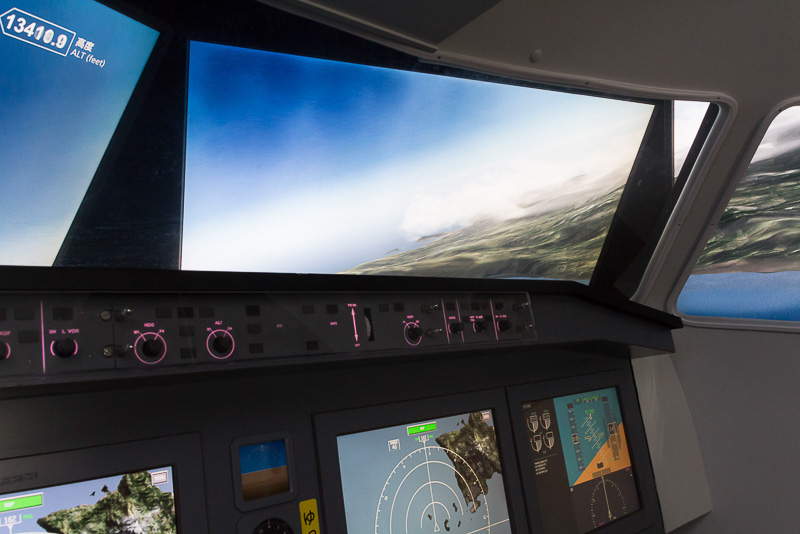 中は座席とコクピットがあり、コクピットではシミュレータによる5分間のフライト体験ができる