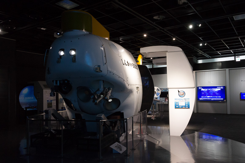 有人潜水調査船「しんかい6500」も展示されており、コクピットを見たり、シミュレータで深海の知られざる世界を覗く楽しみもある
