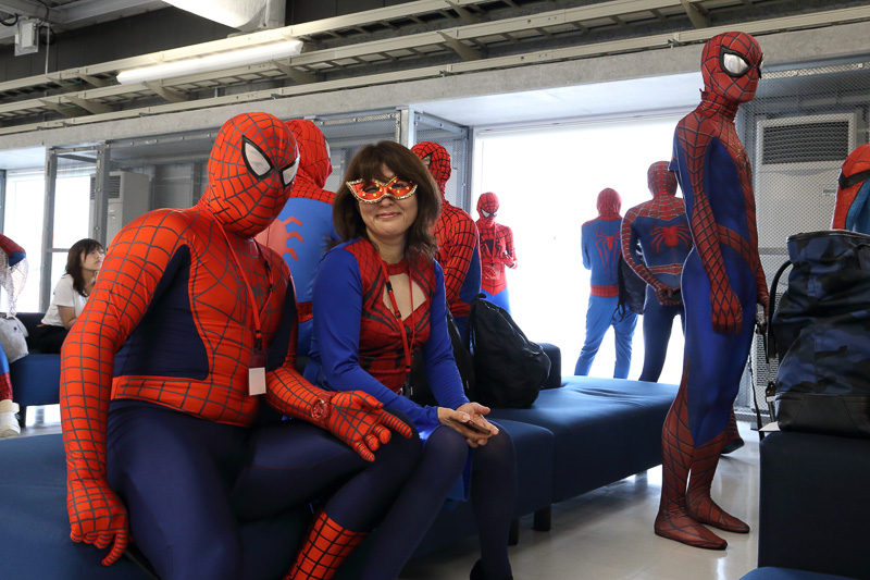 成田空港第3ターミナル162番ゲートは391件の応募のなかから選ばれ招待された40人ものスパイダーマンでちょっと異様な雰囲気