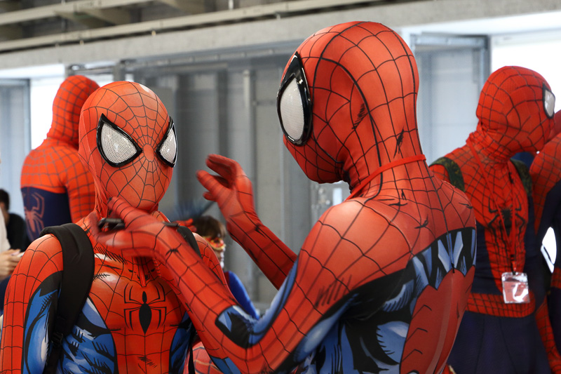 成田空港第3ターミナル162番ゲートは391件の応募のなかから選ばれ招待された40人ものスパイダーマンでちょっと異様な雰囲気