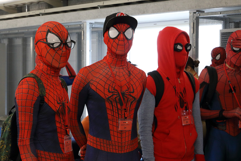 成田空港第3ターミナル162番ゲートは391件の応募のなかから選ばれ招待された40人ものスパイダーマンでちょっと異様な雰囲気