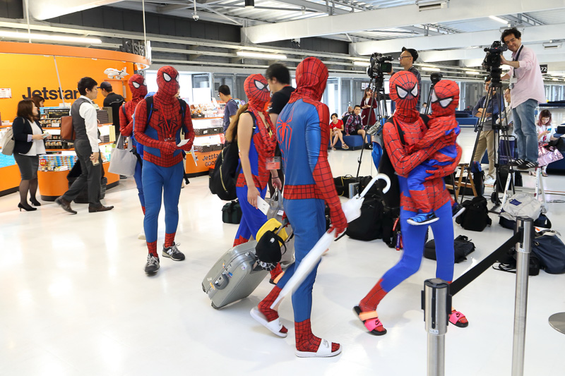 成田空港第3ターミナル162番ゲートは391件の応募のなかから選ばれ招待された40人ものスパイダーマンでちょっと異様な雰囲気