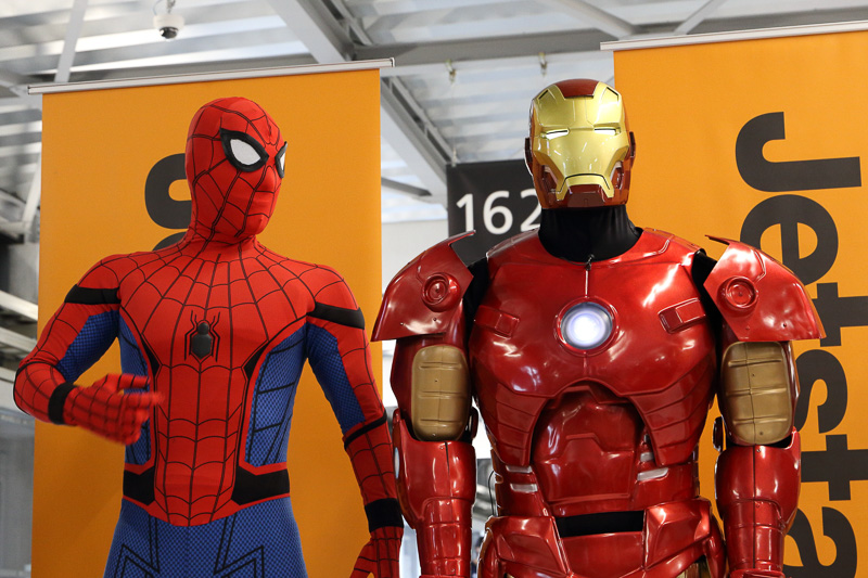 アイアンマンのスーツをまとっていた「バイきんぐ」の小峠英ニさんはジェットスターでしばらく帰っていない福岡の実家に、またキャンプ好きの相方西村瑞樹さんは沖縄に行ってキャンプをしたいそうだ