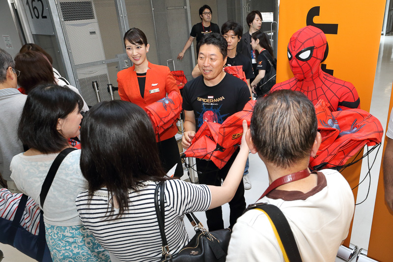 搭乗口で乗客全員にオリジナルグッズが手渡された