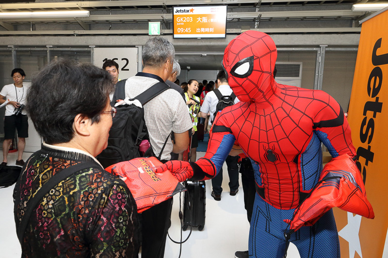 搭乗口で乗客全員にオリジナルグッズが手渡された