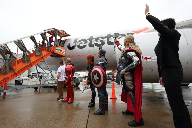搭乗するスパイダーマンとジェットスター・ジャパン株式会社 代表取締役会長 片岡優氏を見送るバイきんぐ、アベンジャーズの面々