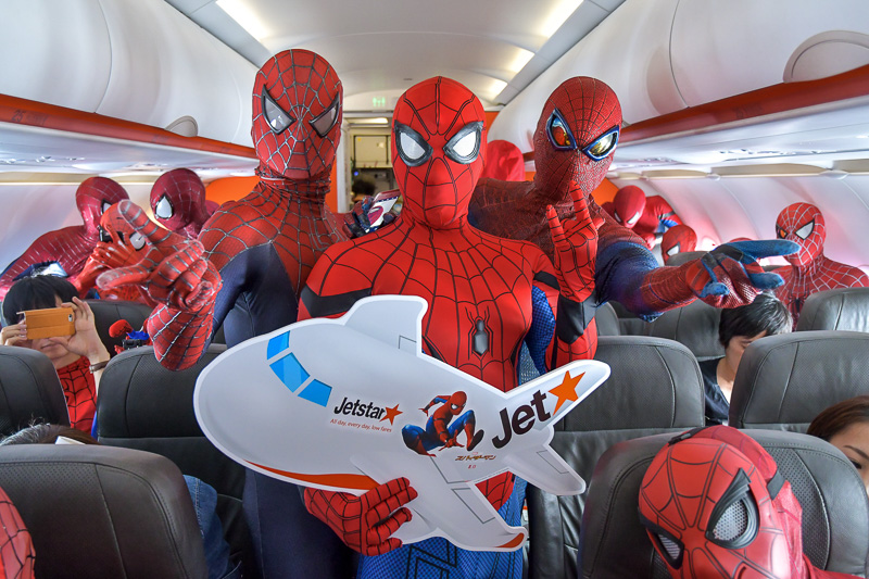 ジェットスター・ジャパンは6月21日、特別塗装機「スパイダージェット」の運航を開始した。一般搭乗客のほか抽選で選ばれた40名のスパイダーマンを乗せた“スパイダーマンだらけ”の機内