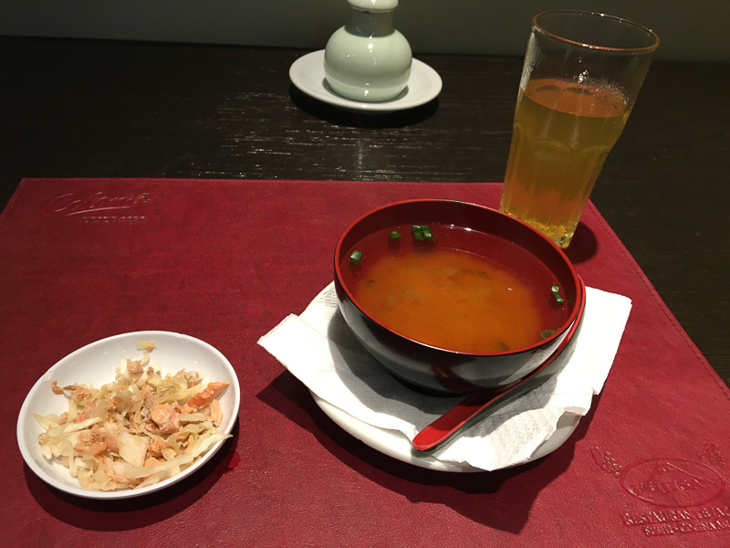 ランチセットの、鮭とキャベツの甘酢漬け、みそ汁、緑茶。