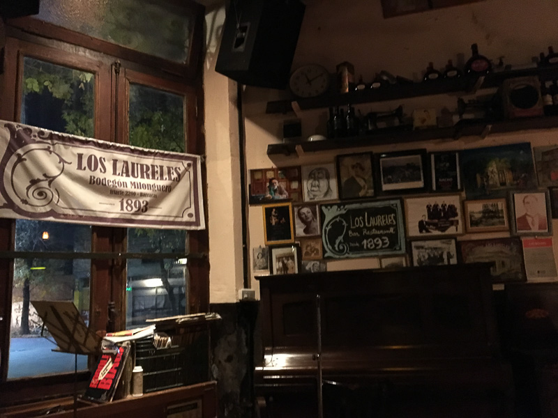 Los Laurelesのステージ近辺