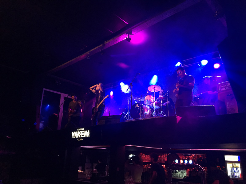 生演奏のRockバー。カウンターが1階、ステージがなんとその2階！面白い