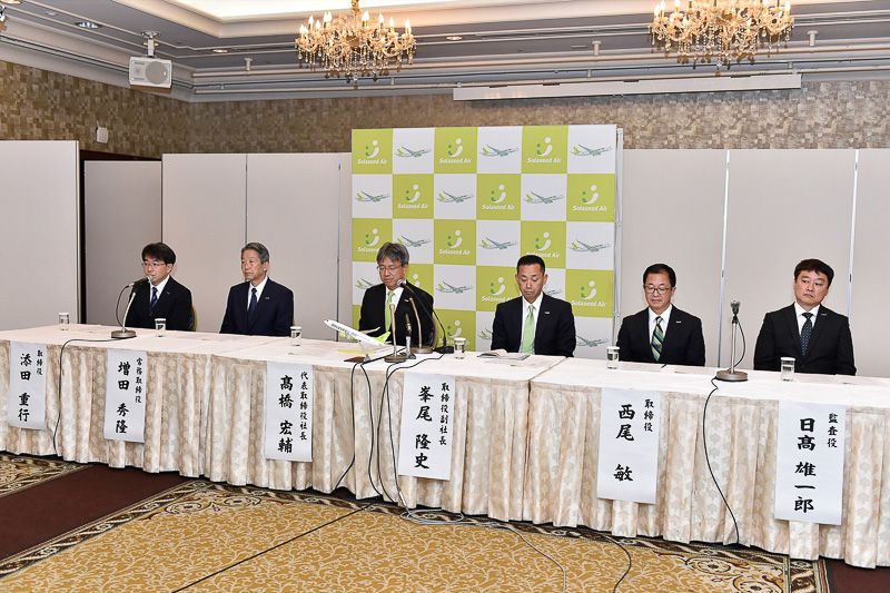 就任会見には新しく代表取締役社長に就任した髙橋宏輔氏らが出席した