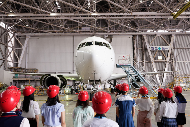 JALが「空の仕事」を中高生に説明