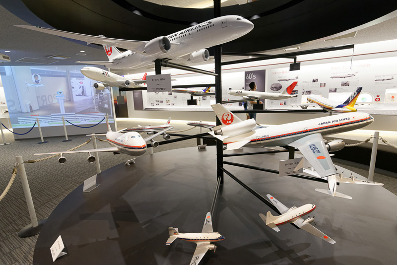 羽田空港「SKY MUSEUM」ではJALの歴代の制服、昔のグッズ、飛行機模型も多数展示している