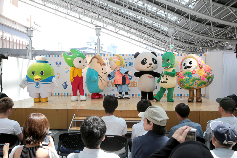 ステージに上がった西日本各エリアのマスコットキャラクターたち