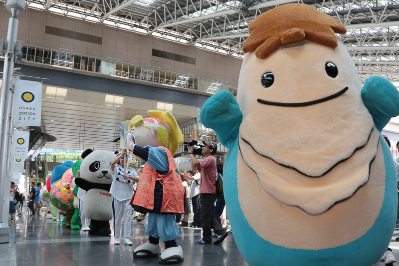 時空の広場をキャラクターたちが行進