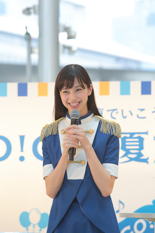 「朝早くから集まっていただいてホントに光栄です！」と挨拶する中条あやみさん