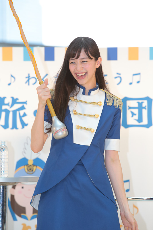 バトンを振り上げ「GO！ GO！ 夏旅！」とポーズとる中条あやみさん