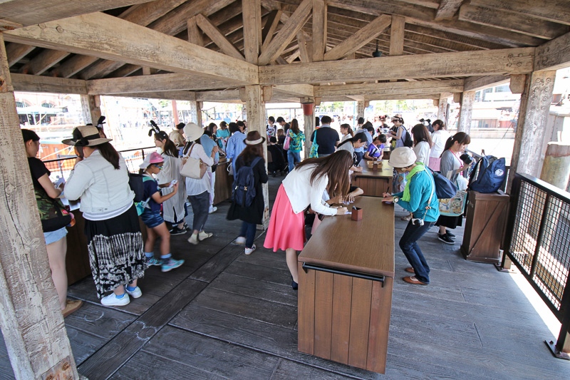 桟橋奥の記入台で願い事を記入
