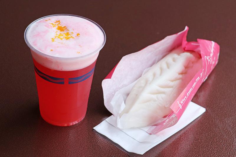 名物のギョウザドッグも一緒に食べたい