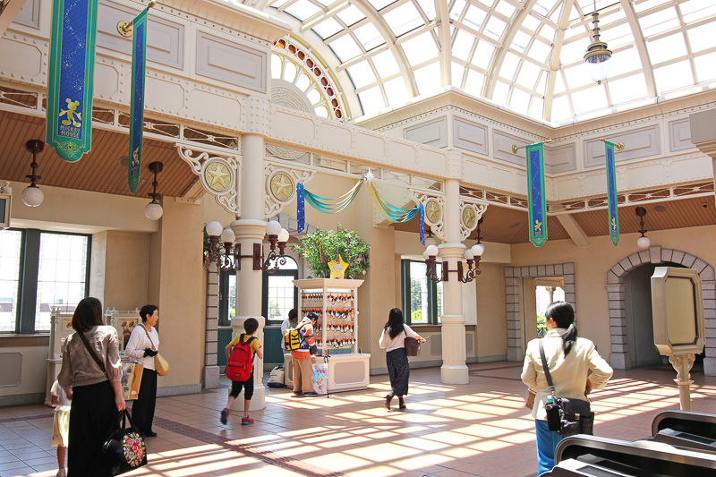 「東京ディズニーランド・ステーション」では改札の外に設置されている