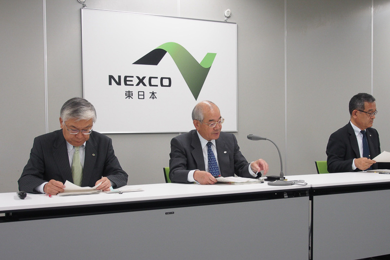 定例会見を行なった東日本高速道路株式会社 代表取締役社長 廣瀨博氏（中央）、取締役兼専務執行役員 管理事業本部長 遠藤元一氏（左）、取締役兼常務執行役員 サービスエリア事業本部長 萩原隆一氏（右）