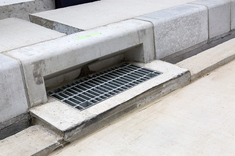 路面は現状ではコンクリートとなっているが、この上にアスファルト舗装が施され、最終的には排水溝と面一になる。これにより舗装のメンテナンスコスト削減が図れるという