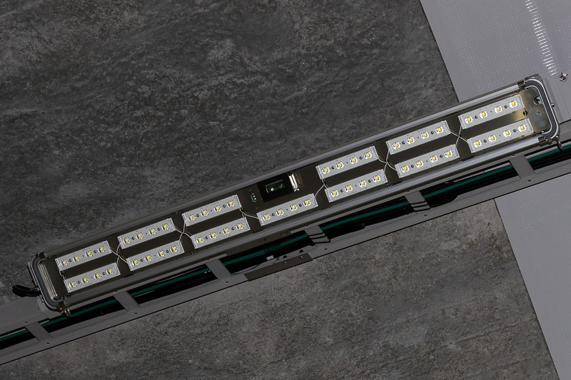 新型LED照明。中央に制御信号を受信するためのセンサーがある