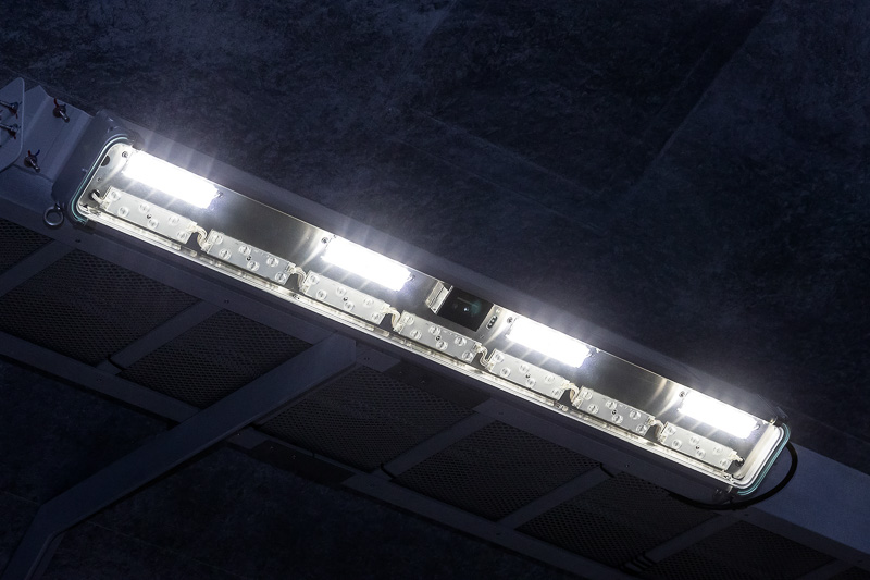 白色点灯時は上段のみ点灯