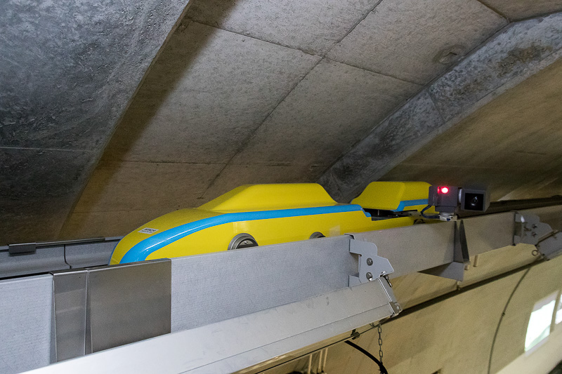 自走式ロボットカメラ。外観は新幹線のドクターイエローを思わせる