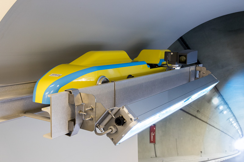 ケーブルラック上に脱落防止機構を備えたガイドレールが設けられ、そこを時速約20kmで走行。1台400万円とか