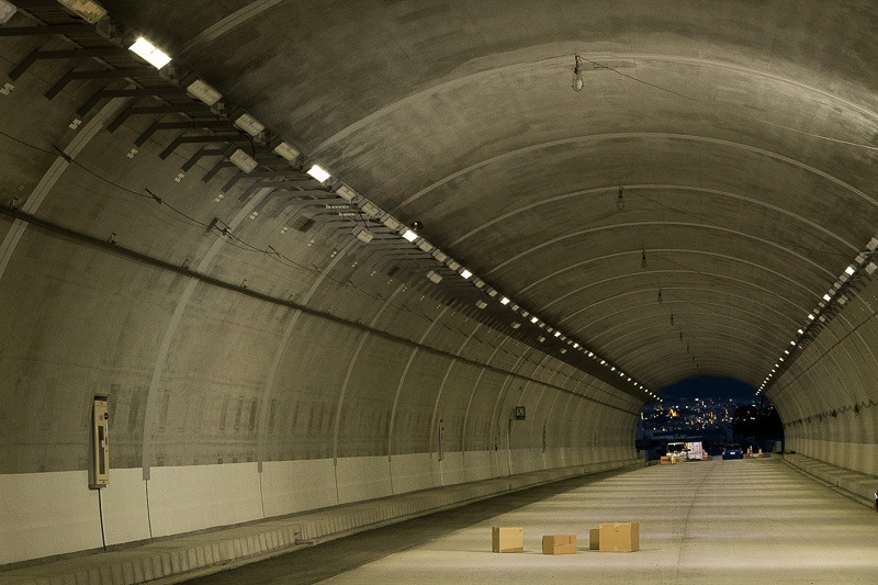 路面に落下物を発見。赤いLEDの部分にロボットカメラがある