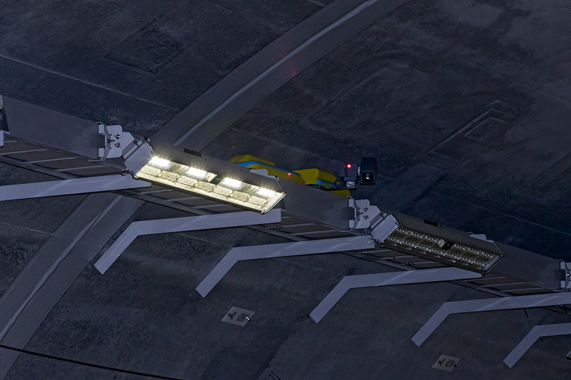 スイングアームによりカメラをせり出す