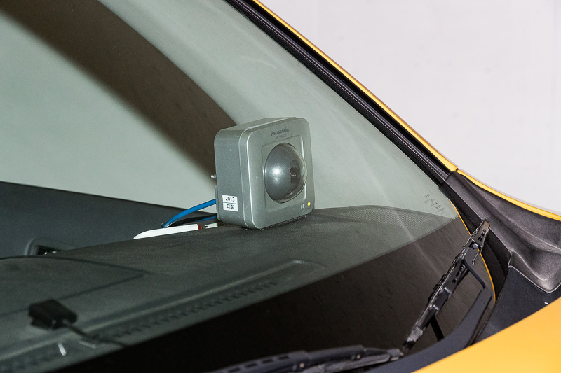 車内にネットワークカメラを設置