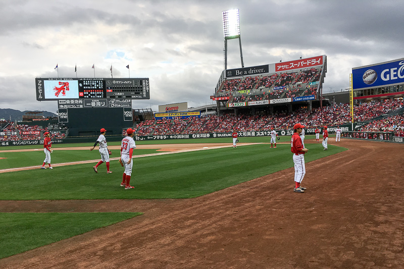 試合前の準備をする両チームの選手たち