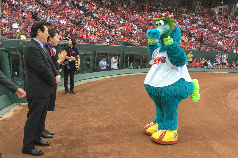 花束贈呈式前の植木義晴氏と河野里加子氏のところへ遊びにきた、広島東洋カープのマスコットキャラクター「スラィリー」