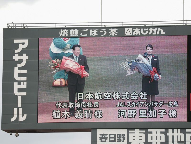 植木義晴氏と河野里加子氏から、広島東洋カープの上本崇司内野手と中日ドラゴンズの亀澤恭平内野手へ花束が贈呈された