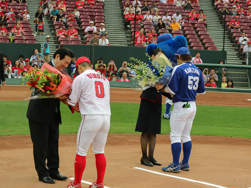 植木義晴氏と河野里加子氏から、広島東洋カープの上本崇司内野手と中日ドラゴンズの亀澤恭平内野手へ花束が贈呈された