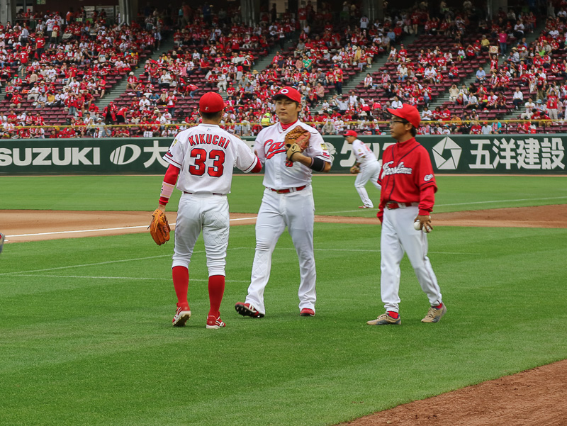 菊池内野手（左）と丸外野手（中央）