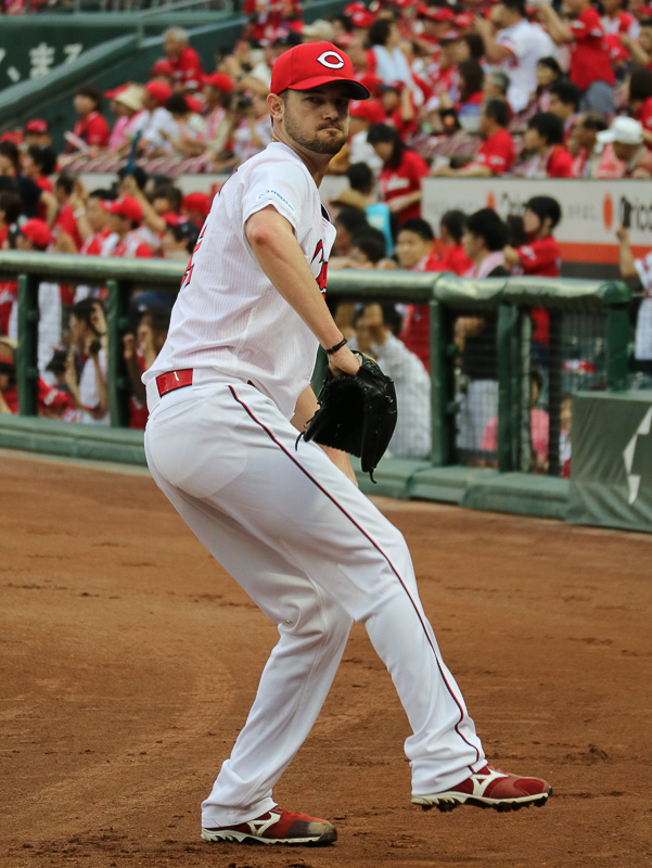 ベンチ前でキャッチボールをする、広島東洋カープ先発のクリス・ジョンソン投手