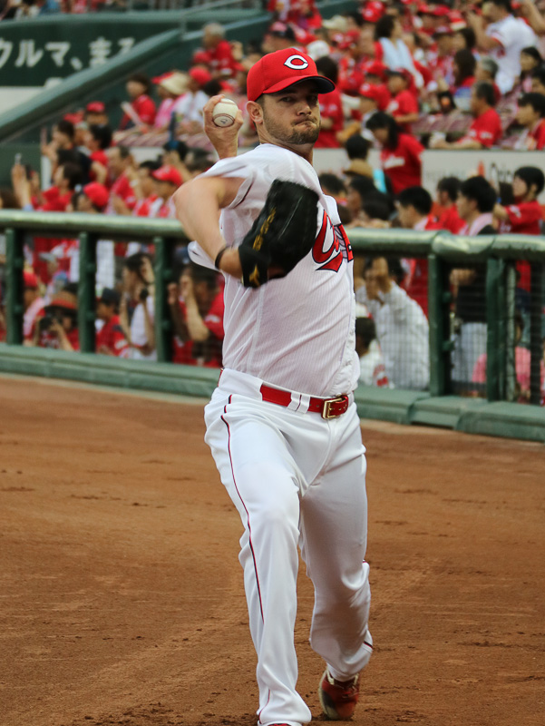 ベンチ前でキャッチボールをする、広島東洋カープ先発のクリス・ジョンソン投手