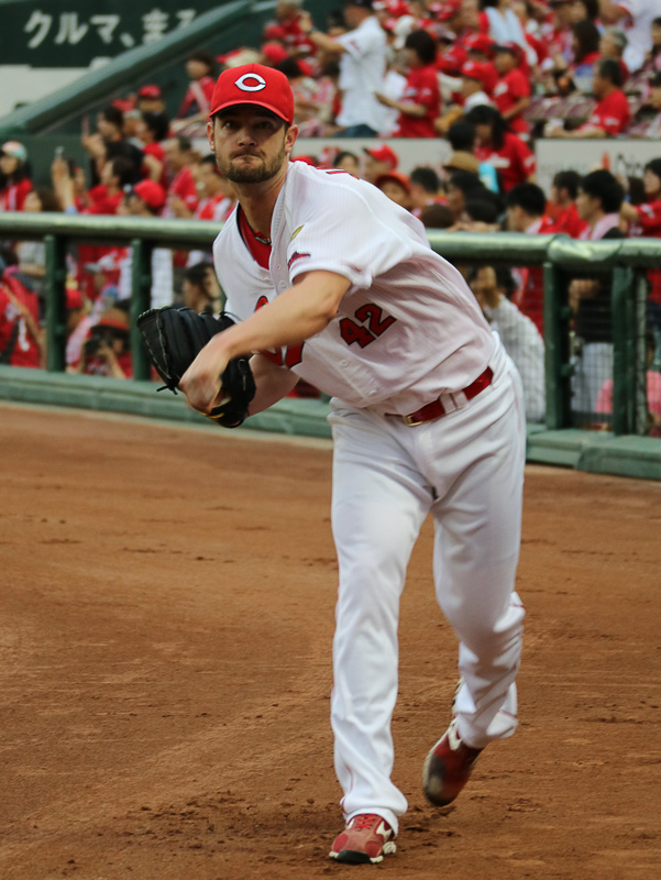 ベンチ前でキャッチボールをする、広島東洋カープ先発のクリス・ジョンソン投手