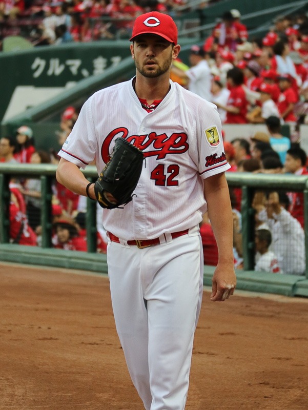 ベンチ前でキャッチボールをする、広島東洋カープ先発のクリス・ジョンソン投手