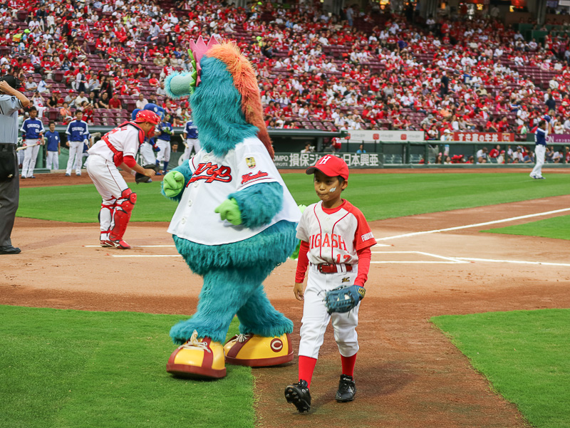 始球式を終えて拍手で送られる平田蒼佑くん