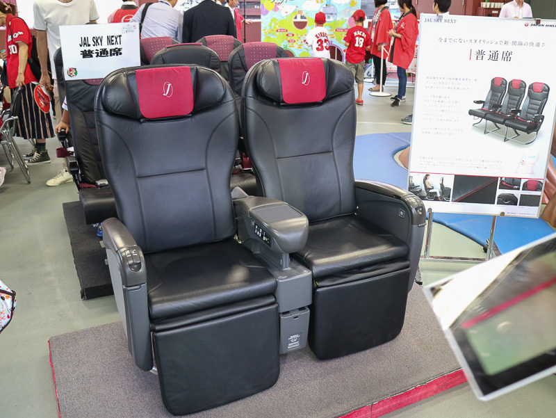 JAL国内線「JAL SKY NEXT」のクラスJ席と普通席のシート展示